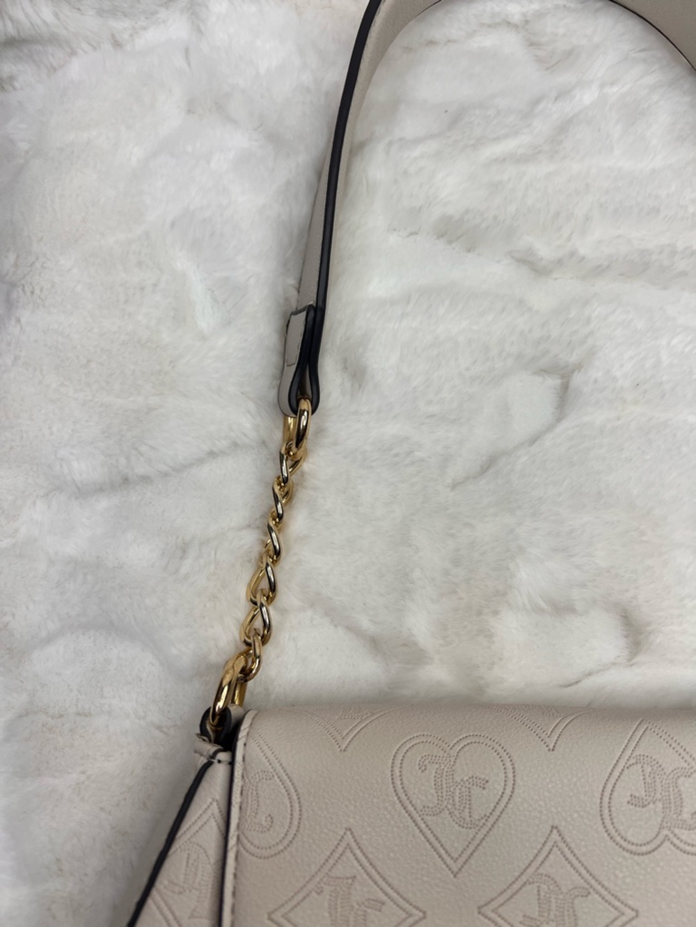 Juicy Couture Cream Embossed Logo Shoulder Bag with Gold Chain - Picture 5 of 9